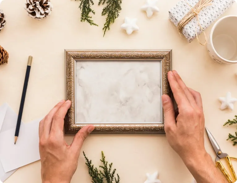 額縁を手にとっている様子