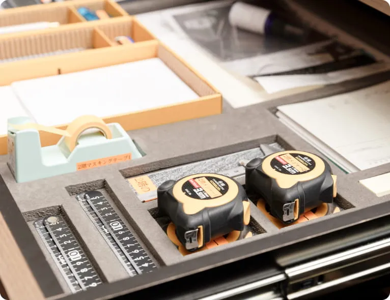 メジャーやスケールなどが並ぶ写真