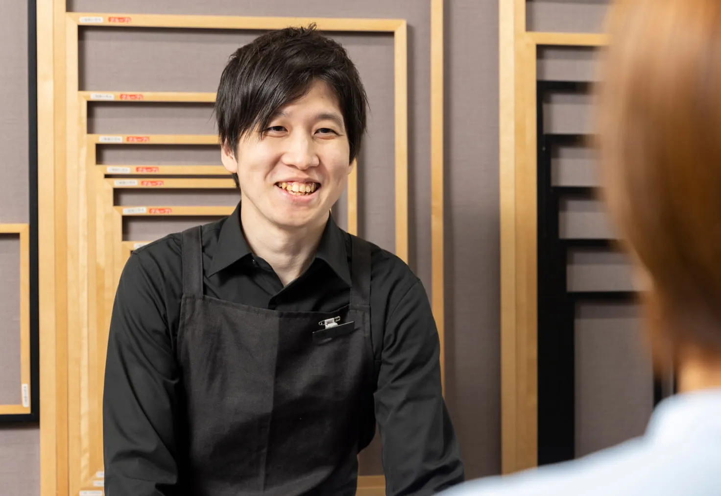 接客をするスタッフの画像