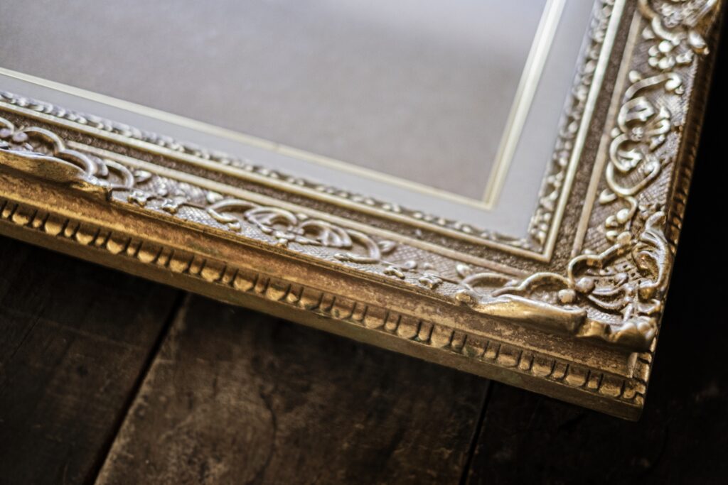 アンティーク調の額縁でおしゃれにしたい！飾り方とおすすめ5選